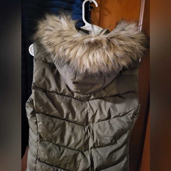 Gap puffer vest, women's size medium. NWOT. - Picture 2 of 11